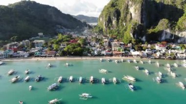 İnsansız hava aracı görüntüleri Mayıs ayında Filipinler 'in Palawan Adası' ndaki gizli bir cennet olan El Nido 'da şehir alanını, adaları, dağları, plajları ve ferahlatıcı güneş ışığındaki tekneleri gösteriyor..