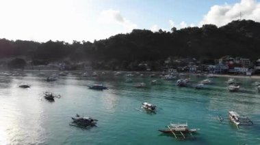 İnsansız hava aracı görüntüleri Mayıs ayında Filipinler 'in Palawan Adası' ndaki gizli bir cennet olan El Nido 'da şehir alanını, adaları, dağları, plajları ve ferahlatıcı güneş ışığındaki tekneleri gösteriyor..