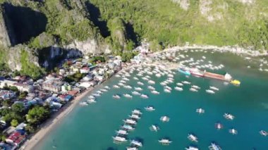 İnsansız hava aracı görüntüleri Mayıs ayında Filipinler 'in Palawan Adası' ndaki gizli bir cennet olan El Nido 'da şehir alanını, adaları, dağları, plajları ve ferahlatıcı güneş ışığındaki tekneleri gösteriyor..