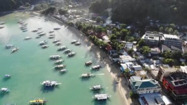 İnsansız hava aracı görüntüleri Mayıs ayında Filipinler 'in Palawan Adası' ndaki gizli bir cennet olan El Nido 'da şehir alanını, adaları, dağları, plajları ve ferahlatıcı güneş ışığındaki tekneleri gösteriyor..