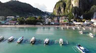 İnsansız hava aracı görüntüleri Mayıs ayında Filipinler 'in Palawan Adası' ndaki gizli bir cennet olan El Nido 'da şehir alanını, adaları, dağları, plajları ve ferahlatıcı güneş ışığındaki tekneleri gösteriyor..