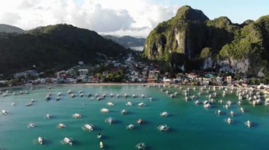 İnsansız hava aracı görüntüleri Mayıs ayında Filipinler 'in Palawan Adası' ndaki gizli bir cennet olan El Nido 'da şehir alanını, adaları, dağları, plajları ve ferahlatıcı güneş ışığındaki tekneleri gösteriyor..