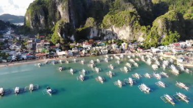 İnsansız hava aracı görüntüleri Mayıs ayında Filipinler 'in Palawan Adası' ndaki gizli bir cennet olan El Nido 'da şehir alanını, adaları, dağları, plajları ve ferahlatıcı güneş ışığındaki tekneleri gösteriyor..