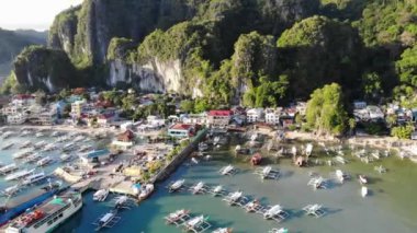 İnsansız hava aracı görüntüleri Mayıs ayında Filipinler 'in Palawan Adası' ndaki gizli bir cennet olan El Nido 'da şehir alanını, adaları, dağları, plajları ve ferahlatıcı güneş ışığındaki tekneleri gösteriyor..