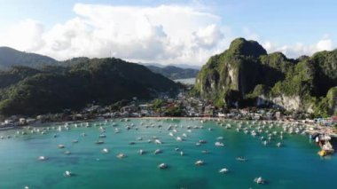İnsansız hava aracı görüntüleri Mayıs ayında Filipinler 'in Palawan Adası' ndaki gizli bir cennet olan El Nido 'da şehir alanını, adaları, dağları, plajları ve ferahlatıcı güneş ışığındaki tekneleri gösteriyor..