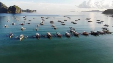 İnsansız hava aracı görüntüleri Mayıs ayında Filipinler 'in Palawan Adası' ndaki gizli bir cennet olan El Nido 'da şehir alanını, adaları, dağları, plajları ve ferahlatıcı güneş ışığındaki tekneleri gösteriyor..