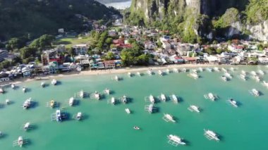 İnsansız hava aracı görüntüleri Mayıs ayında Filipinler 'in Palawan Adası' ndaki gizli bir cennet olan El Nido 'da şehir alanını, adaları, dağları, plajları ve ferahlatıcı güneş ışığındaki tekneleri gösteriyor..