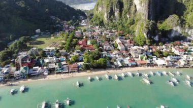 İnsansız hava aracı görüntüleri Mayıs ayında Filipinler 'in Palawan Adası' ndaki gizli bir cennet olan El Nido 'da şehir alanını, adaları, dağları, plajları ve ferahlatıcı güneş ışığındaki tekneleri gösteriyor..