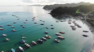 İnsansız hava aracı görüntüleri Mayıs ayında Filipinler 'in Palawan Adası' ndaki gizli bir cennet olan El Nido 'da şehir alanını, adaları, dağları, plajları ve ferahlatıcı güneş ışığındaki tekneleri gösteriyor..