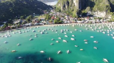 İnsansız hava aracı görüntüleri Mayıs ayında Filipinler 'in Palawan Adası' ndaki gizli bir cennet olan El Nido 'da şehir alanını, adaları, dağları, plajları ve ferahlatıcı güneş ışığındaki tekneleri gösteriyor..