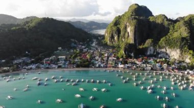 İnsansız hava aracı görüntüleri Mayıs ayında Filipinler 'in Palawan Adası' ndaki gizli bir cennet olan El Nido 'da şehir alanını, adaları, dağları, plajları ve ferahlatıcı güneş ışığındaki tekneleri gösteriyor..