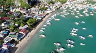 İnsansız hava aracı görüntüleri Mayıs ayında Filipinler 'in Palawan Adası' ndaki gizli bir cennet olan El Nido 'da şehir alanını, adaları, dağları, plajları ve ferahlatıcı güneş ışığındaki tekneleri gösteriyor..