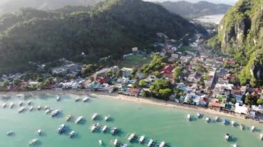 İnsansız hava aracı görüntüleri Mayıs ayında Filipinler 'in Palawan Adası' ndaki gizli bir cennet olan El Nido 'da şehir alanını, adaları, dağları, plajları ve ferahlatıcı güneş ışığındaki tekneleri gösteriyor..