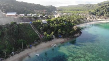 İnsansız hava aracı görüntüleri Mayıs ayında Filipinler 'in Palawan Adası' ndaki gizli bir cennet ve turizm merkezi olan El Nido 'da gizli bir plajı, adaları, dağları, plajları ve tekneleri gösteriyor..