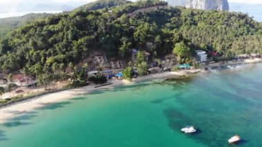 İnsansız hava aracı görüntüleri Mayıs ayında Filipinler 'in Palawan Adası' ndaki gizli bir cennet ve turizm merkezi olan El Nido 'da gizli bir plajı, adaları, dağları, plajları ve tekneleri gösteriyor..