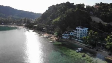 İnsansız hava aracı görüntüleri Mayıs ayında Filipinler 'in Palawan Adası' ndaki gizli bir cennet ve turizm merkezi olan El Nido 'da gizli bir plajı, adaları, dağları, plajları ve tekneleri gösteriyor..