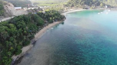 İnsansız hava aracı görüntüleri Mayıs ayında Filipinler 'in Palawan Adası' ndaki gizli bir cennet ve turizm merkezi olan El Nido 'da gizli bir plajı, adaları, dağları, plajları ve tekneleri gösteriyor..
