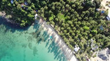 İnsansız hava aracı görüntüleri Mayıs ayında Filipinler 'in Palawan Adası' ndaki gizli bir cennet ve turizm merkezi olan El Nido 'da gizli bir plajı, adaları, dağları, plajları ve tekneleri gösteriyor..