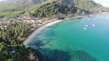 İnsansız hava aracı görüntüleri Mayıs ayında Filipinler 'in Palawan Adası' ndaki gizli bir cennet ve turizm merkezi olan El Nido 'da gizli bir plajı, adaları, dağları, plajları ve tekneleri gösteriyor..