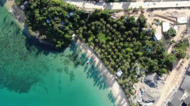 İnsansız hava aracı görüntüleri Mayıs ayında Filipinler 'in Palawan Adası' ndaki gizli bir cennet ve turizm merkezi olan El Nido 'da gizli bir plajı, adaları, dağları, plajları ve tekneleri gösteriyor..