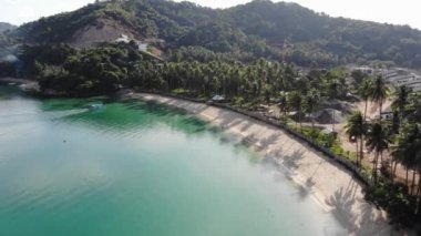 İnsansız hava aracı görüntüleri Mayıs ayında Filipinler 'in Palawan Adası' ndaki gizli bir cennet ve turizm merkezi olan El Nido 'da gizli bir plajı, adaları, dağları, plajları ve tekneleri gösteriyor..