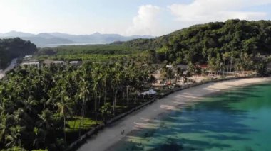İnsansız hava aracı görüntüleri Mayıs ayında Filipinler 'in Palawan Adası' ndaki gizli bir cennet ve turizm merkezi olan El Nido 'da gizli bir plajı, adaları, dağları, plajları ve tekneleri gösteriyor..