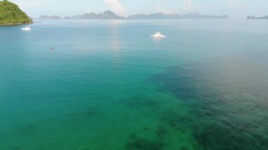 İnsansız hava aracı görüntüleri Mayıs ayında Filipinler 'in Palawan Adası' ndaki gizli bir cennet ve turizm merkezi olan El Nido 'da gizli bir plajı, adaları, dağları, plajları ve tekneleri gösteriyor..