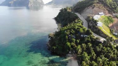 İnsansız hava aracı görüntüleri Mayıs ayında Filipinler 'in Palawan Adası' ndaki gizli bir cennet ve turizm merkezi olan El Nido 'da gizli bir plajı, adaları, dağları, plajları ve tekneleri gösteriyor..