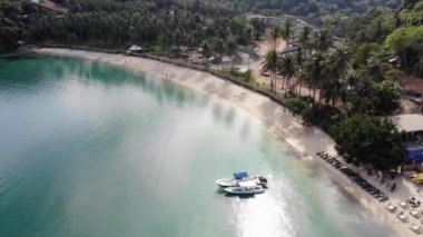 İnsansız hava aracı görüntüleri Mayıs ayında Filipinler 'in Palawan Adası' ndaki gizli bir cennet ve turizm merkezi olan El Nido 'da gizli bir plajı, adaları, dağları, plajları ve tekneleri gösteriyor..