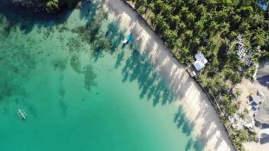 İnsansız hava aracı görüntüleri Mayıs ayında Filipinler 'in Palawan Adası' ndaki gizli bir cennet ve turizm merkezi olan El Nido 'da gizli bir plajı, adaları, dağları, plajları ve tekneleri gösteriyor..
