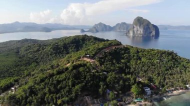 İnsansız hava aracı görüntüleri Mayıs ayında Filipinler 'in Palawan Adası' ndaki gizli bir cennet ve turizm merkezi olan El Nido 'da gizli bir plajı, adaları, dağları, plajları ve tekneleri gösteriyor..