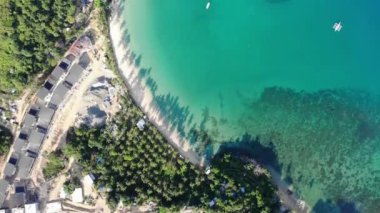 İnsansız hava aracı görüntüleri Mayıs ayında Filipinler 'in Palawan Adası' ndaki gizli bir cennet ve turizm merkezi olan El Nido 'da gizli bir plajı, adaları, dağları, plajları ve tekneleri gösteriyor..