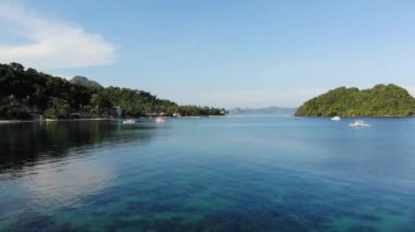 İnsansız hava aracı görüntüleri Mayıs ayında Filipinler 'in Palawan Adası' ndaki gizli bir cennet ve turizm merkezi olan El Nido 'da gizli bir plajı, adaları, dağları, plajları ve tekneleri gösteriyor..