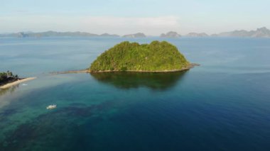 İnsansız hava aracı görüntüleri Mayıs ayında Filipinler 'in Palawan Adası' ndaki gizli bir cennet ve turizm merkezi olan El Nido 'da gizli bir plajı, adaları, dağları, plajları ve tekneleri gösteriyor..