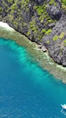 Mayıs ayında Filipinler 'in Palawan Adası' ndaki gizli bir cennet ve turizm merkezi olan El Nido 'daki ada gezisi sırasında çekilen dikey İHA görüntüleri.