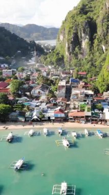 Filipinler 'in Palawan Adası' ndaki gizli bir cennet ve turizm merkezi olan El Nido 'daki şehir alanını, adaları, dağları, plajları ve tekneleri gösteren dikey insansız hava aracı görüntüleri Mayıs ayında çekildi..