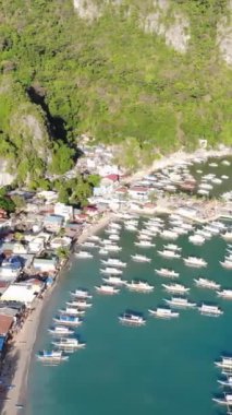 Filipinler 'in Palawan Adası' ndaki gizli bir cennet ve turizm merkezi olan El Nido 'daki şehir alanını, adaları, dağları, plajları ve tekneleri gösteren dikey insansız hava aracı görüntüleri Mayıs ayında çekildi..