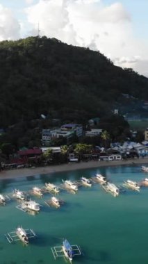 Filipinler 'in Palawan Adası' ndaki gizli bir cennet ve turizm merkezi olan El Nido 'daki şehir alanını, adaları, dağları, plajları ve tekneleri gösteren dikey insansız hava aracı görüntüleri Mayıs ayında çekildi..