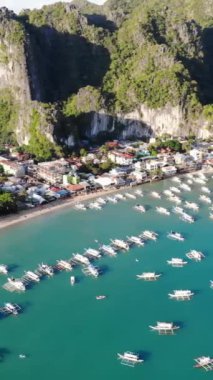 Filipinler 'in Palawan Adası' ndaki gizli bir cennet ve turizm merkezi olan El Nido 'daki şehir alanını, adaları, dağları, plajları ve tekneleri gösteren dikey insansız hava aracı görüntüleri Mayıs ayında çekildi..