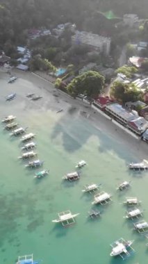 Filipinler 'in Palawan Adası' ndaki gizli bir cennet ve turizm merkezi olan El Nido 'daki şehir alanını, adaları, dağları, plajları ve tekneleri gösteren dikey insansız hava aracı görüntüleri Mayıs ayında çekildi..