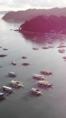 Filipinler 'in Palawan Adası' ndaki gizli bir cennet ve turizm merkezi olan El Nido 'daki şehir alanını, adaları, dağları, plajları ve tekneleri gösteren dikey insansız hava aracı görüntüleri Mayıs ayında çekildi..