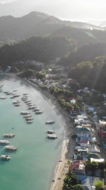 Filipinler 'in Palawan Adası' ndaki gizli bir cennet ve turizm merkezi olan El Nido 'daki şehir alanını, adaları, dağları, plajları ve tekneleri gösteren dikey insansız hava aracı görüntüleri Mayıs ayında çekildi..