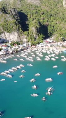 Filipinler 'in Palawan Adası' ndaki gizli bir cennet ve turizm merkezi olan El Nido 'daki şehir alanını, adaları, dağları, plajları ve tekneleri gösteren dikey insansız hava aracı görüntüleri Mayıs ayında çekildi..