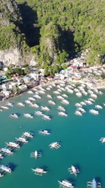 Filipinler 'in Palawan Adası' ndaki gizli bir cennet ve turizm merkezi olan El Nido 'daki şehir alanını, adaları, dağları, plajları ve tekneleri gösteren dikey insansız hava aracı görüntüleri Mayıs ayında çekildi..