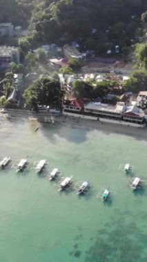Filipinler 'in Palawan Adası' ndaki gizli bir cennet ve turizm merkezi olan El Nido 'daki şehir alanını, adaları, dağları, plajları ve tekneleri gösteren dikey insansız hava aracı görüntüleri Mayıs ayında çekildi..