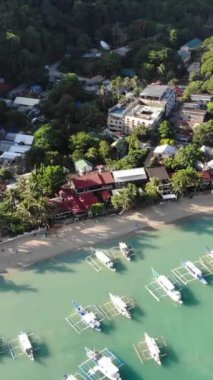 Filipinler 'in Palawan Adası' ndaki gizli bir cennet ve turizm merkezi olan El Nido 'daki şehir alanını, adaları, dağları, plajları ve tekneleri gösteren dikey insansız hava aracı görüntüleri Mayıs ayında çekildi..