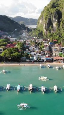 Filipinler 'in Palawan Adası' ndaki gizli bir cennet ve turizm merkezi olan El Nido 'daki şehir alanını, adaları, dağları, plajları ve tekneleri gösteren dikey insansız hava aracı görüntüleri Mayıs ayında çekildi..
