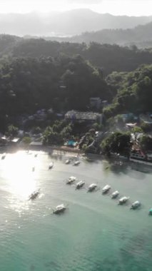 Filipinler 'in Palawan Adası' ndaki gizli bir cennet ve turizm merkezi olan El Nido 'daki şehir alanını, adaları, dağları, plajları ve tekneleri gösteren dikey insansız hava aracı görüntüleri Mayıs ayında çekildi..