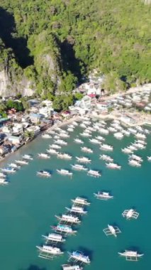 Filipinler 'in Palawan Adası' ndaki gizli bir cennet ve turizm merkezi olan El Nido 'daki şehir alanını, adaları, dağları, plajları ve tekneleri gösteren dikey insansız hava aracı görüntüleri Mayıs ayında çekildi..