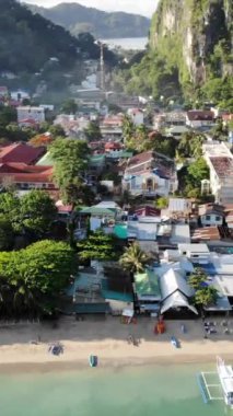 Filipinler 'in Palawan Adası' ndaki gizli bir cennet ve turizm merkezi olan El Nido 'daki şehir alanını, adaları, dağları, plajları ve tekneleri gösteren dikey insansız hava aracı görüntüleri Mayıs ayında çekildi..